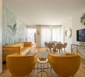 een woonkamer met een bank, stoelen en een tafel bij The Downtown Charming Apartments in Porto