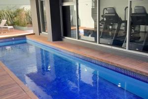 una piscina de agua azul en una casa en Sunny Belgrano Full Amenities en Buenos Aires