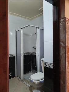 een badkamer met een douche en een toilet. bij Agadir in Agadir