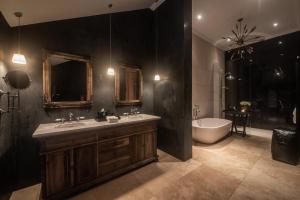y baño negro con bañera, lavamanos y bañera. en No77 Leyn Baan by The One Group of Hotels, en Galle