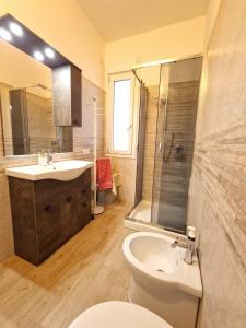 Sestu的住宿－Incanto，浴室配有卫生间、盥洗盆和淋浴。