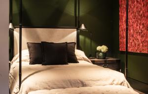 Un dormitorio con una cama en blanco y negro y una mesa en No77 Leyn Baan by The One Group of Hotels, en Galle
