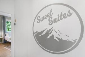 シアトルにあるJimi's Sweet Suite - 84 Walkscoreの山圃付壁面円鏡