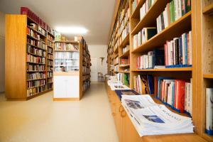 una biblioteca con varios estantes llenos de libros en Kloster Esthal en Esthal