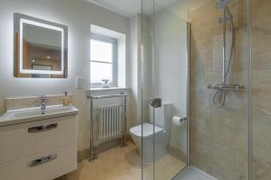 La salle de bains est pourvue d'une douche, de toilettes et d'un lavabo. dans l'établissement Long Meadow, à Great Bircham