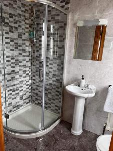 Ένα μπάνιο στο Jordan's Drum Haven B&B, Knock