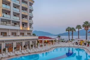 een uitzicht op een hotel met een zwembad en stoelen bij Golden Rock Beach in Marmaris