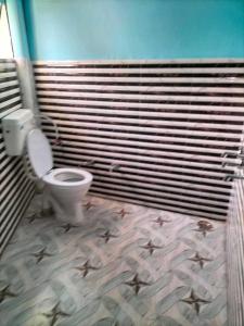 uma casa de banho com WC numa cabina em OYO Hotel Athiti 2 em Meerut