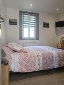 מיטה או מיטות בחדר ב-La longère de Suzanne
