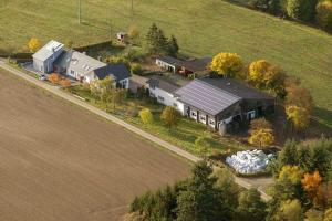 uma vista aérea de uma grande casa num campo em Ferienwohnung am Wald **** 