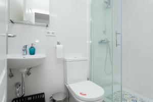 Un baño con ducha, inodoro y lavabo. en Apartment Zdenac, en Rovinj 4 fotos más