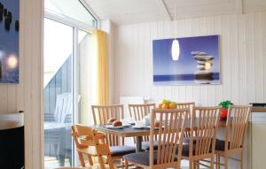 ein Esszimmer mit einem Tisch und Stühlen in der Unterkunft Friedrichskoog-deichblick 22 in Friedrichskoog