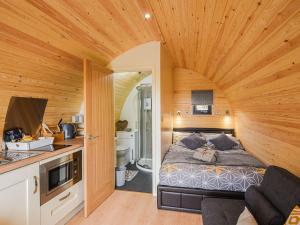 een slaapkamer met een bed in een kleine kamer bij Cae Bitfel - Uk37082 in Llanwddyn
