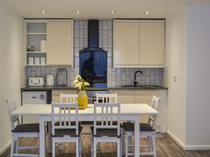 cocina con mesa blanca y sillas en Ellas Apartment en Skegness