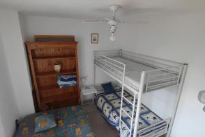 Двухъярусная кровать или двухъярусные кровати в номере Calvi T3 climatisé 150 m plage