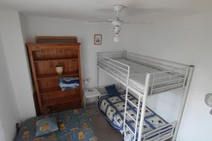 - une petite chambre avec des lits superposés dans l'établissement Calvi T3 climatisé 150 m plage, à Calvi