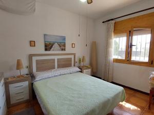 Posteľ alebo postele v izbe v ubytovaní Costa Dorada: Villa à L'Ametlla de Mar - Piscine Privée, Proche Plage, Tout Confort - ES-221-5 + 12 fotografií