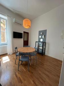 a dining room with a table and chairs at il Mandorlo - a due passi dal porto antico in Genova