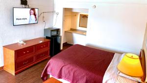 Giường trong phòng chung tại Thunderbird Motel Hillsboro