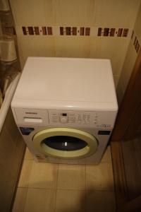 uma máquina de lavar e secar roupa na casa de banho em 10 мин ходьбы от фонтана. Делаем отчетные документы. em Vinnytsya