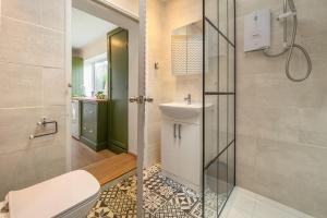 une salle de bain avec une douche, des toilettes et un lavabo dans l'établissement Porch House, à Hunstanton 51 autres photos