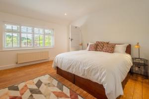 Un dormitorio con una cama grande y una ventana en Low Wood en West Runton