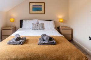 a bedroom with a bed with towels on it at Burbage View in Buxton