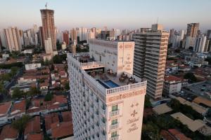 uma vista superior de uma cidade com edifícios altos em Hotel da Villa em Fortaleza