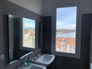 アルルにあるSuperbe appartement avec vueのバスルーム(シンク付)、景色を望む窓2つが備わります。 +22枚の写真