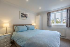 En eller flere senge i et værelse på Rowan Cottage