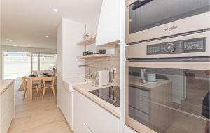 Kuhinja oz. manjša kuhinja v nastanitvi Stunning Home In Zablace With 3 Bedrooms, Wifi And Outdoor Swimming Pool