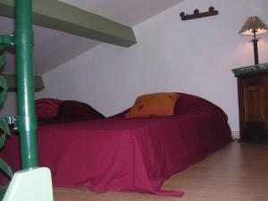 BelgentierにあるBastide Du Maoupas Gîtesのベッドルーム(紫の毛布付きのベッド1台付)