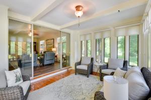 Fotografie z fotogalerie ubytování Stunning Clayton Tudor Home - Close to Downtown! v destinaci Clayton