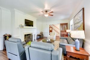 Fotografie z fotogalerie ubytování Stunning Clayton Tudor Home - Close to Downtown! v destinaci Clayton