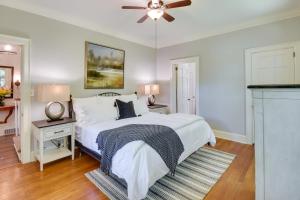 um quarto com uma cama e uma ventoinha de tecto em Stunning Clayton Tudor Home - Close to Downtown! em Clayton