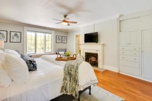 Μια τηλεόραση ή/και κέντρο ψυχαγωγίας στο Stunning Clayton Tudor Home - Close to Downtown!