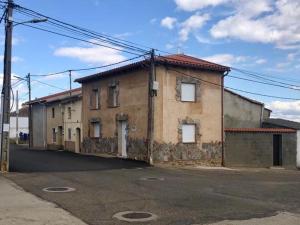 un viejo edificio sentado al lado de una calle en La Bodega de Antonio 