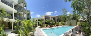 - une vue sur l'extérieur d'un bâtiment avec piscine dans l'établissement LOL-HA Hotel Boutique, à Cancún