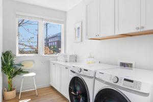 lavadero blanco con lavadora y secadora en Elvis's Sweet Suite - 84 Walkscore, en Seattle