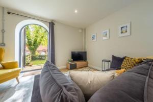 a living room with a couch and a tv at 7 Swan Court in Fakenham