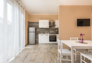 Relax Ciampino - By Good Time Apartments tesisinde mutfak veya mini mutfak