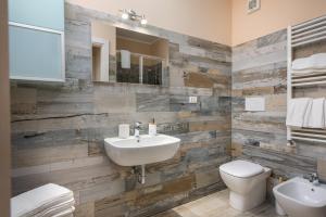 La salle de bains est pourvue d'un lavabo, de toilettes et d'un miroir. dans l'établissement Relax Ciampino - By Good Time Apartments, à Ciampino