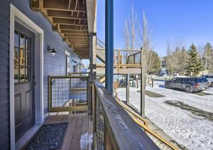 eine Veranda eines Hauses mit einer Tür und einer Treppe in der Unterkunft Main Street Breck, Walk Everywhere! in Breckenridge