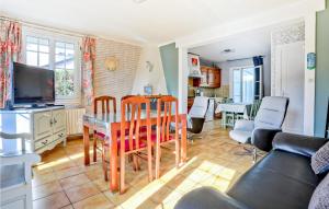 アヌヴィル・シュル・メールにある2 Bedroom Cozy Home In Anneville Sur Merのキッチン、リビングルーム(テーブル、椅子付)