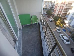 einen Balkon mit Blick auf eine Straße mit Autos in der Unterkunft Sabinanın sıcak evi in Didim
