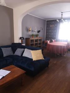 Nesle的住宿－Le repos bien mérité，客厅配有蓝色的沙发和桌子