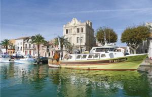 un bateau est amarré dans l'eau d'une ville dans l'établissement Gorgeous Home In Aigues-mortes With Wifi, à Aigues-Mortes