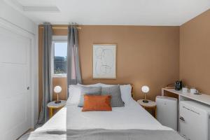 シアトルにあるJerry's Sweet Suite - 84 Walkscoreのベッドルーム1室(大型ベッド1台、ランプ2つ付)
