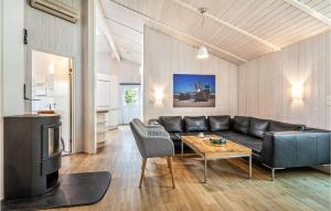 ein Wohnzimmer mit einem Sofa und einem Tisch in der Unterkunft Strandblick 1 - Dorf 1 in Travemünde