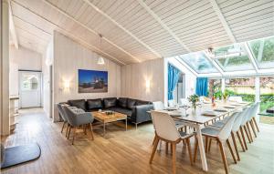 ein Wohnzimmer mit einem Tisch und einem Sofa in der Unterkunft Strandblick 1 - Dorf 1 in Travemünde
